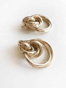 Duże plecione złote klipsy