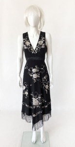 Jedwabna haftowana sukienka z frędzlami