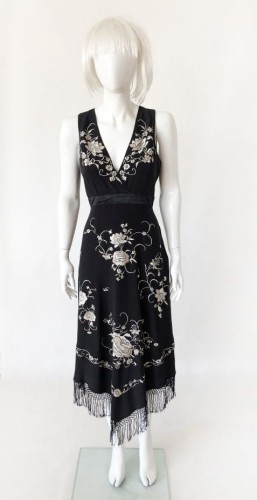 Jedwabna haftowana sukienka z frędzlami