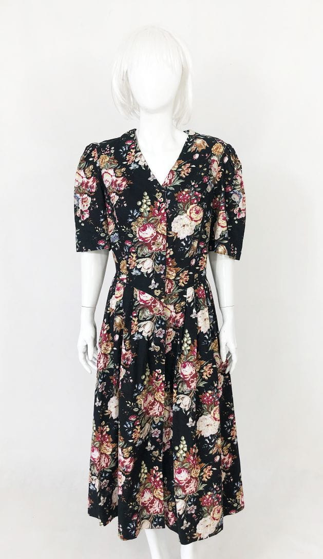 Rozkloszowana sukienka w kwiaty vintage