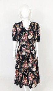 Rozkloszowana sukienka w kwiaty vintage