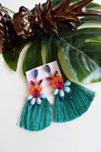 Kolorowe kolczyki z frędzlami