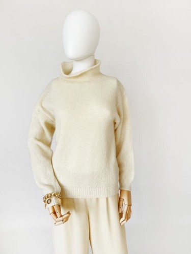 Kremowy wełniany sweter