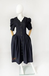 Długa lniana sukienka vintage z haftem