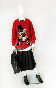 Czerwony sweter vintage z misiem gwardzistą