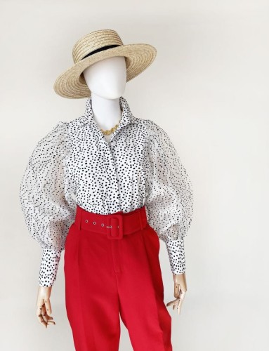 Koszulowa bluzka w kropki z balonowymi rękawami