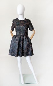 Skórzana sukienka w kwiatowe wzory