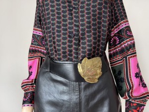 Taner skórzany pas z dekoracyjną klamrą