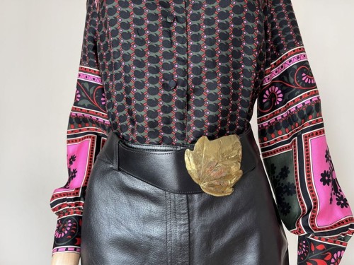 Taner skórzany pas z dekoracyjną klamrą