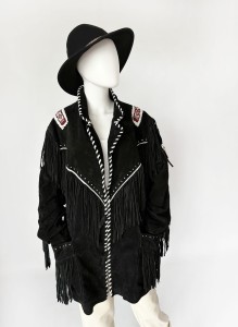 Westernowa zamszowa kurtka z frędzlami i zdobieniami