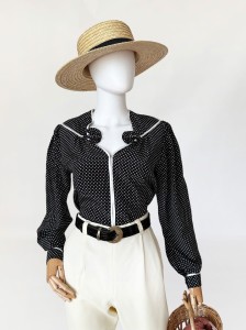 Jedwabna koszula w groszki z ozdobnymi aplikacjami