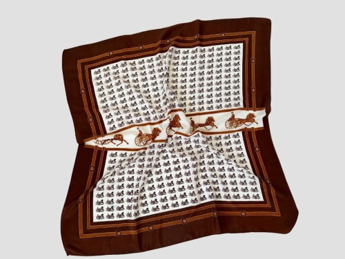 Jedwabna apaszka vintage we wzory powozy