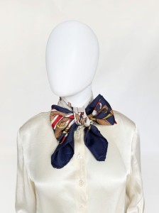 Jedwabna włoska apaszka motyw jeździecki