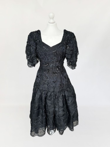 Ella Singh jedwabna biżuteryjna sukienka