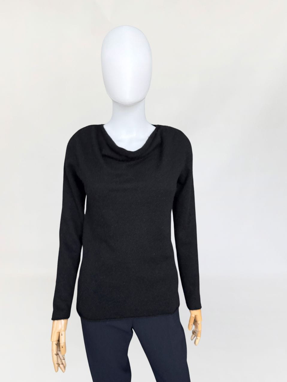 Minimalistyczny czarny sweter 100% kaszmir