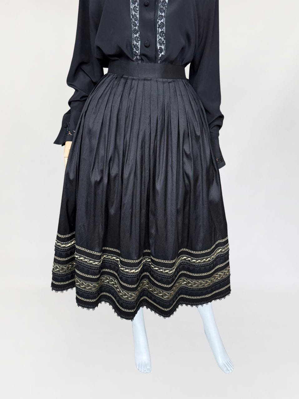 Rozkloszowana jedwabna spódnica vintage