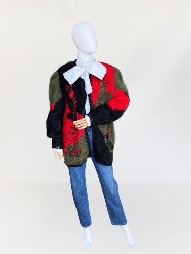 Moherowe swetrzysko z haftowanymi aplikacjami