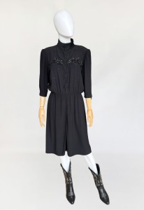 Włoska sukienka vintage z biżuteryjnymi aplikacjami 