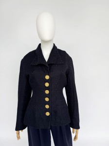 Żakardowa marynarka ze złotymi guzikami