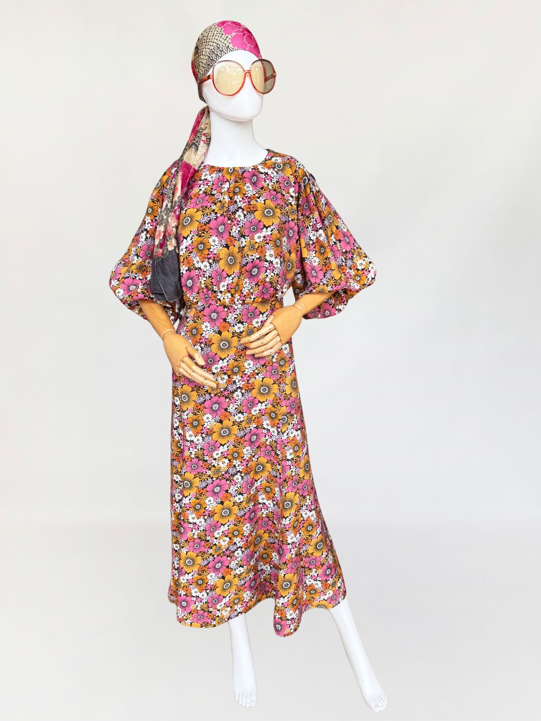 Sukienka w kwiatowe hippie wzory 70's styl