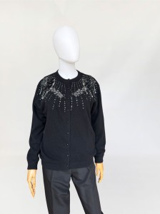 Icelandia wełniany kardigan z biżuteryjnym zdobieniem