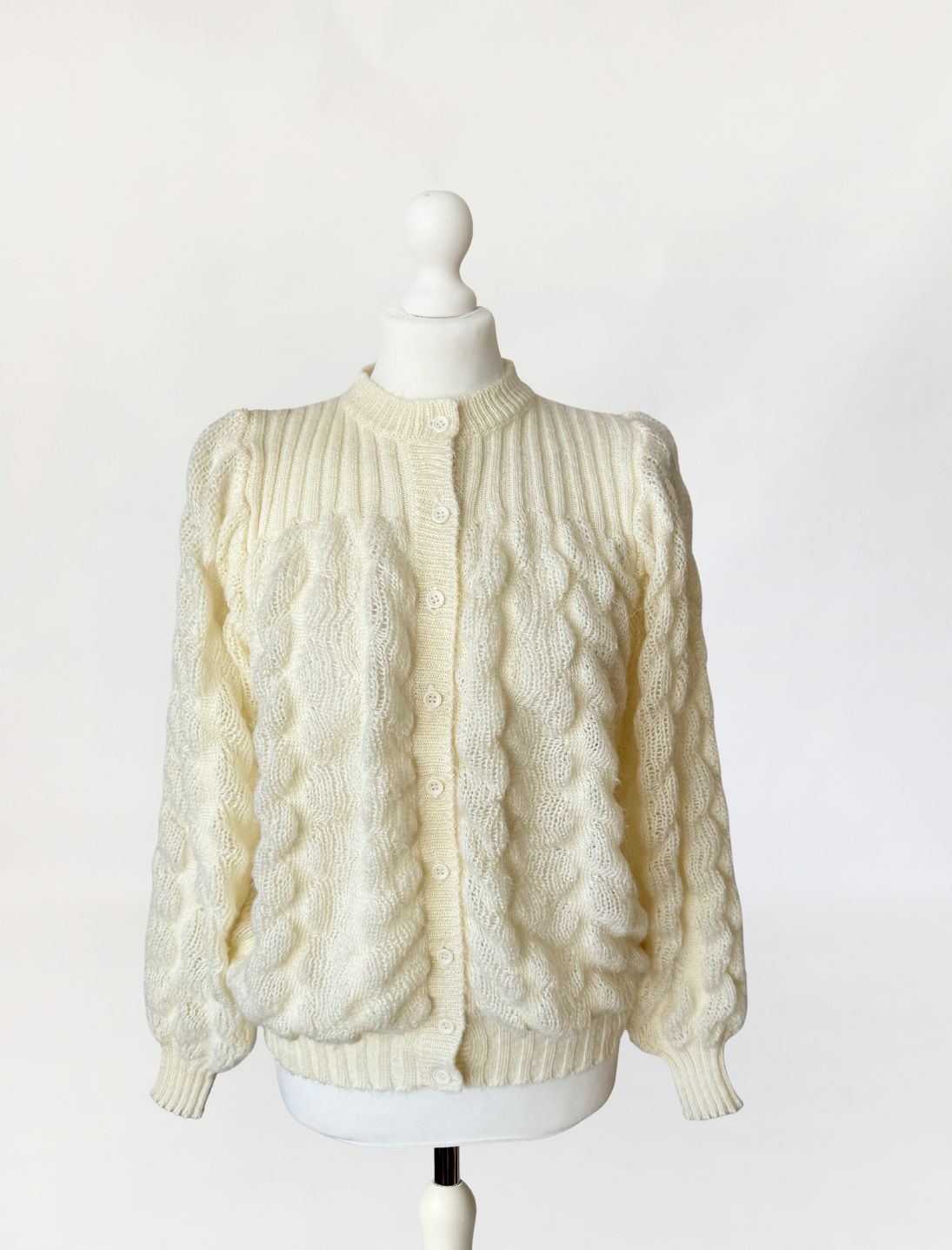 Strukturalny sweter z lekkiej dzianiny