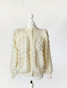 Strukturalny sweter z lekkiej dzianiny