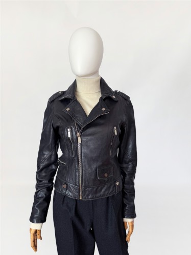 Skórzana krótka ramoneska w stylu 1950s.jpg