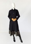 Czarny płaszcz vintage w stylu 1960s