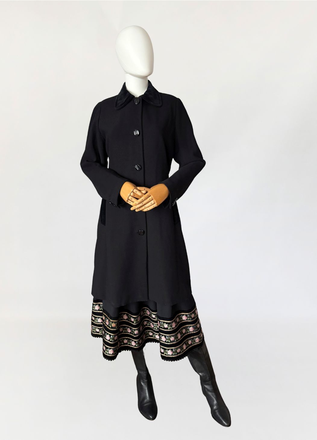 Czarny płaszcz vintage w stylu 1960s