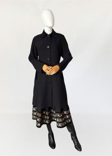 Czarny płaszcz vintage w stylu 1960s.jpg