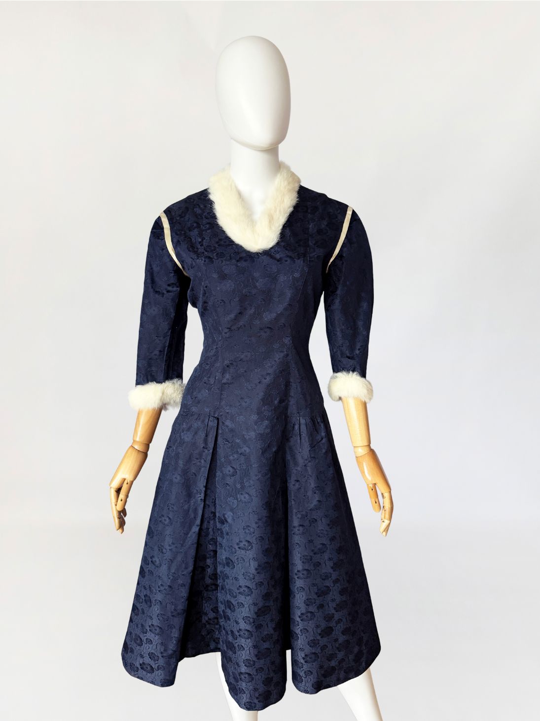 Sukienka vintage 1950s z futrzanym wykończeniem 
