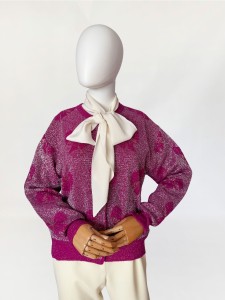 Diana Bentall's połyskujący sweter kokardy