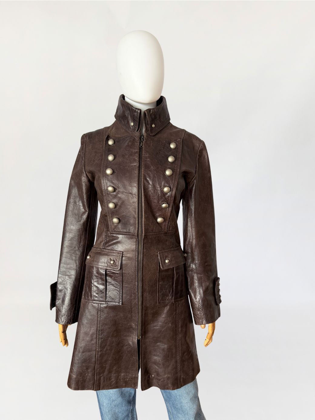 Skórzany płaszcz vintage w napoleońskim stylu