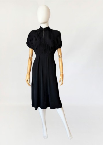 Czarna sukienka vintage 1940s.jpg