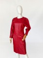 Skórzana czerwona sukienka vintage 1980s w dyskretny tłoczony wzór (9).jpg