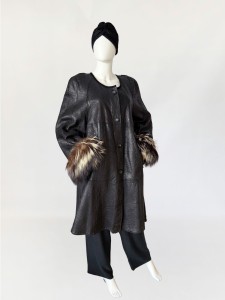 Skórzany płaszcz vintage z futrzanymi mankietami i podszewką