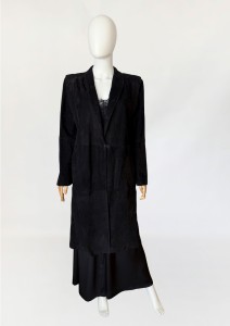 Minimalistyczny zamszowy płaszcz vintage