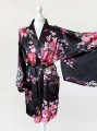 Krótkie jedwabne kimono w kwiatowe wzory
