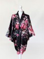 Krótkie jedwabne kimono w kwiatowe wzory
