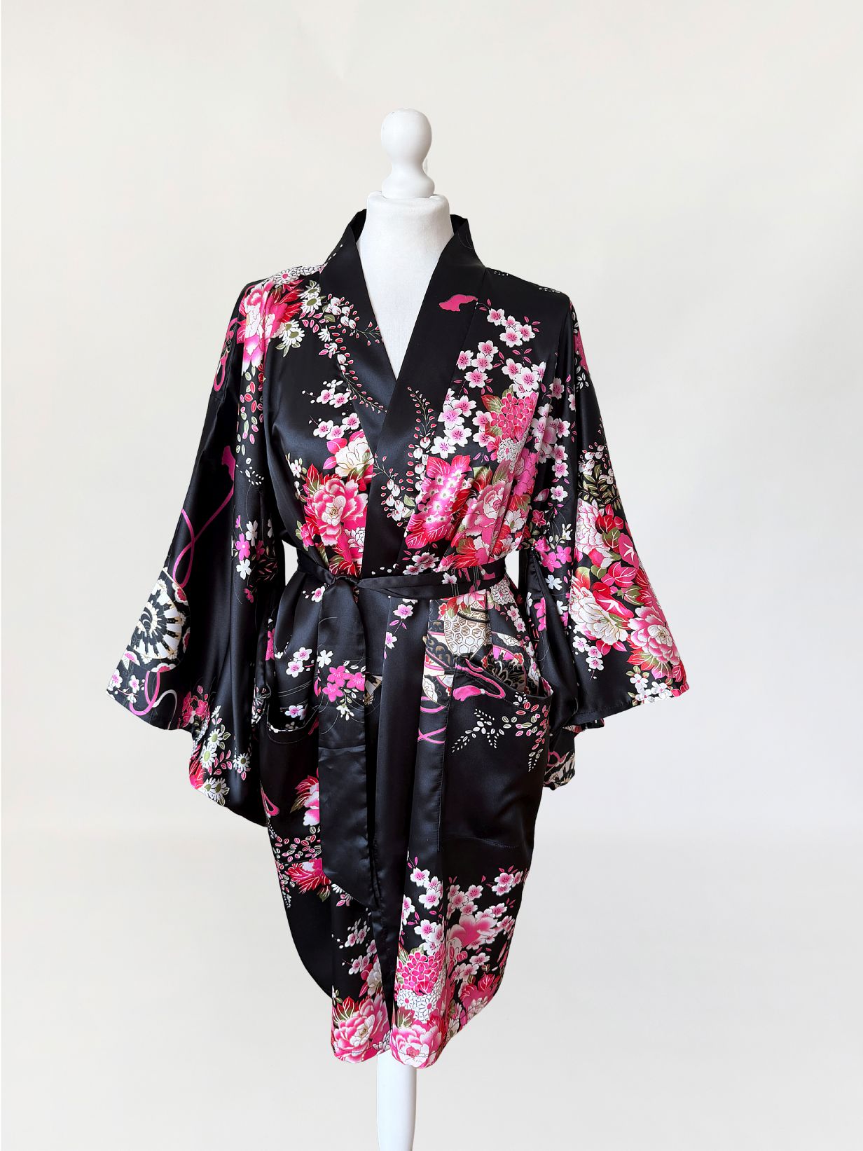 Krótkie jedwabne kimono w kwiatowe wzory