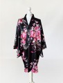 Krótkie jedwabne kimono w kwiatowe wzory